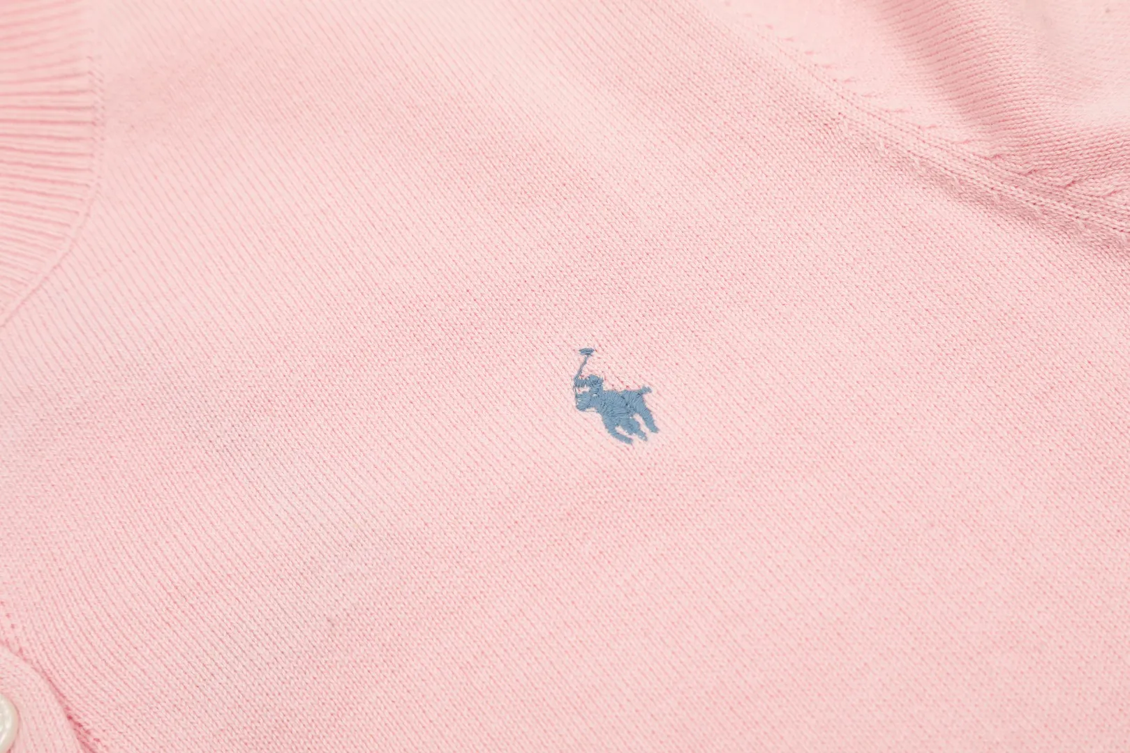 P190 Top quality" Style number: DS010# [Ralph Lauren solid color round neck basic pony embroidered logo knitted cardigan long sleeves] ✅Ralph Lauren Ralph Lauren classic basic versatile jersey cardigan long-sleeved small jacket ✅Main supplier of platform live broadcast wholesale entity ✅ZP quality 1:1 version can scan the code to enter the GF website Counter quality ✅Detailed quality is the only one in Guangzhou Imported quality cotton yarn focuses on high-end and cost-effective Needless to say good quality. ✅The version is restored to the original. Loose, comfortable and stress-free. Simple is high-end. Classic is timeless. ✅The upper body is simple and easy to match. A must-have for goddess ootd. Good-looking clothes are never picky. A must-have in the goddess’ wardrobe. Size: S-XL. Color: off-white, light blue, pink, khaki, military green, gray, navy blue, black, Chinese red, mint green.